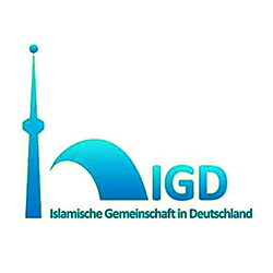 Abgebildet ist das Logo der Islamischen Gemeinschaft in Deutschland e. V. Es ist in blauer Farbe gehalten und besteht − von links nach rechts − aus einem Minarett, daneben die Kuppel einer Moschee daneben wiederum die Abkürzung IGD. Unter der Kuppel und der Abkürzung IGD steht der Schriftzug Islamische Gemeinschaft in Deutschland.