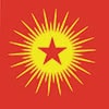 Abgebildet ist das Logo der Arbeiterpartei Kurdistans: auf rechteckigem rotem Untergrund befindet sich in gelber Farbe eine Sonne mit einem Strahlenkranz, der aus kürzeren und längeren Strahlen besteht. In der Mitte der gelben Sonne befindet sich ein roter fünfzackiger Stern.