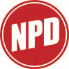 Abgebildet ist das Logo der Nationaldemokratischen Partei Deutschlands: Ein Kreis in roter Farbe mit weiß-rotem Rand. In der Mitte befindet sich in weißer Farbe in Großbuchstaben von unten links leicht nach oben ansteigend die Abkürzung NPD.